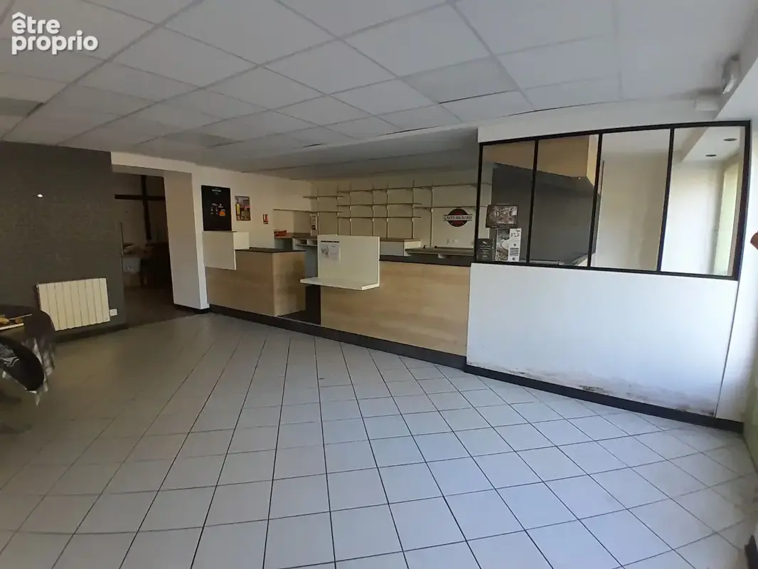 La Guerche De Bretagne, local commercial de 100 m². - photo 5