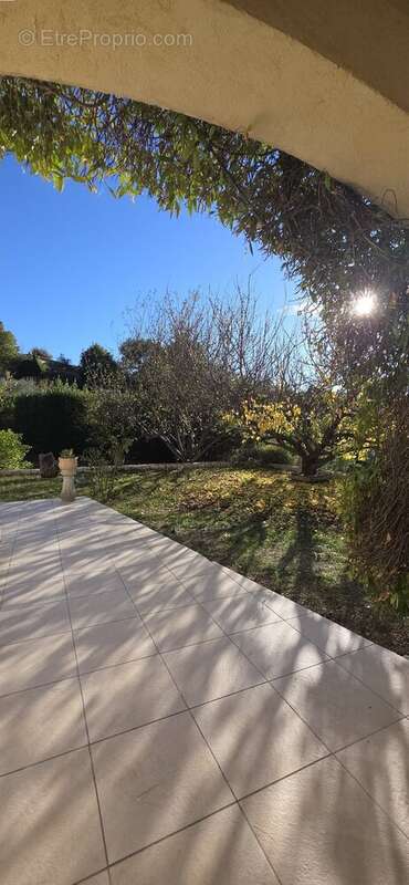 Maison à CHATEAUNEUF-VILLEVIEILLE