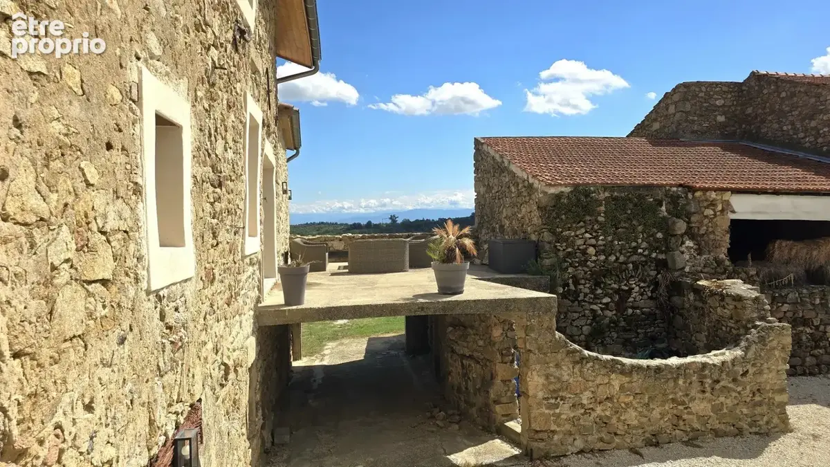 Propriété d'Exception Rénovée – 7.5 hectares - Étang privée - vue panoramique - Piscine - Source - photo 44