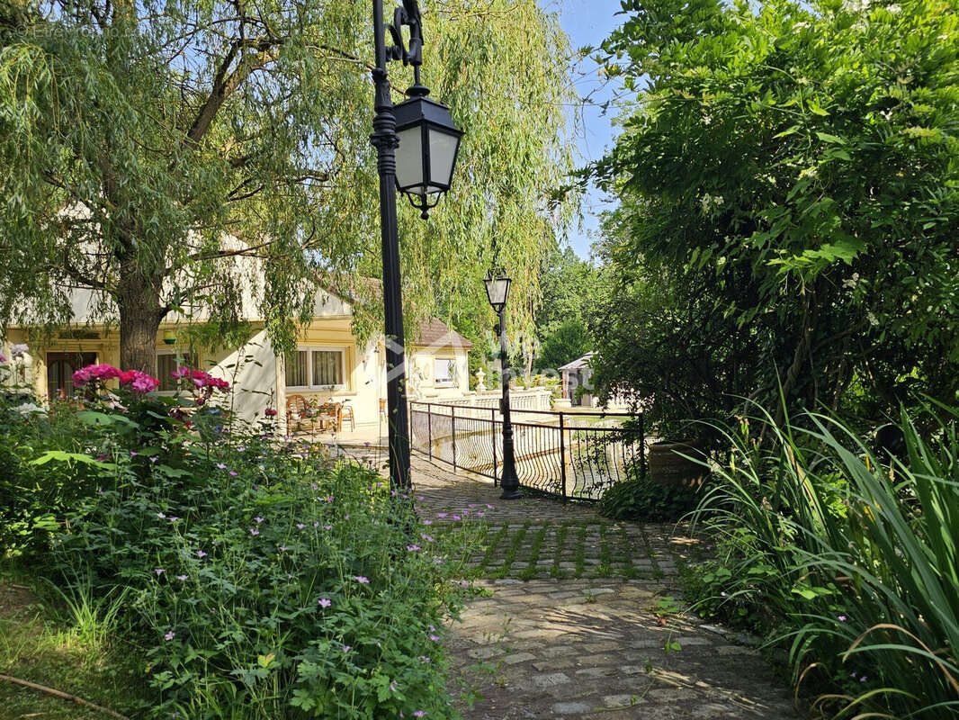 Les chemins pavés et l'éclairage participent à la magie.