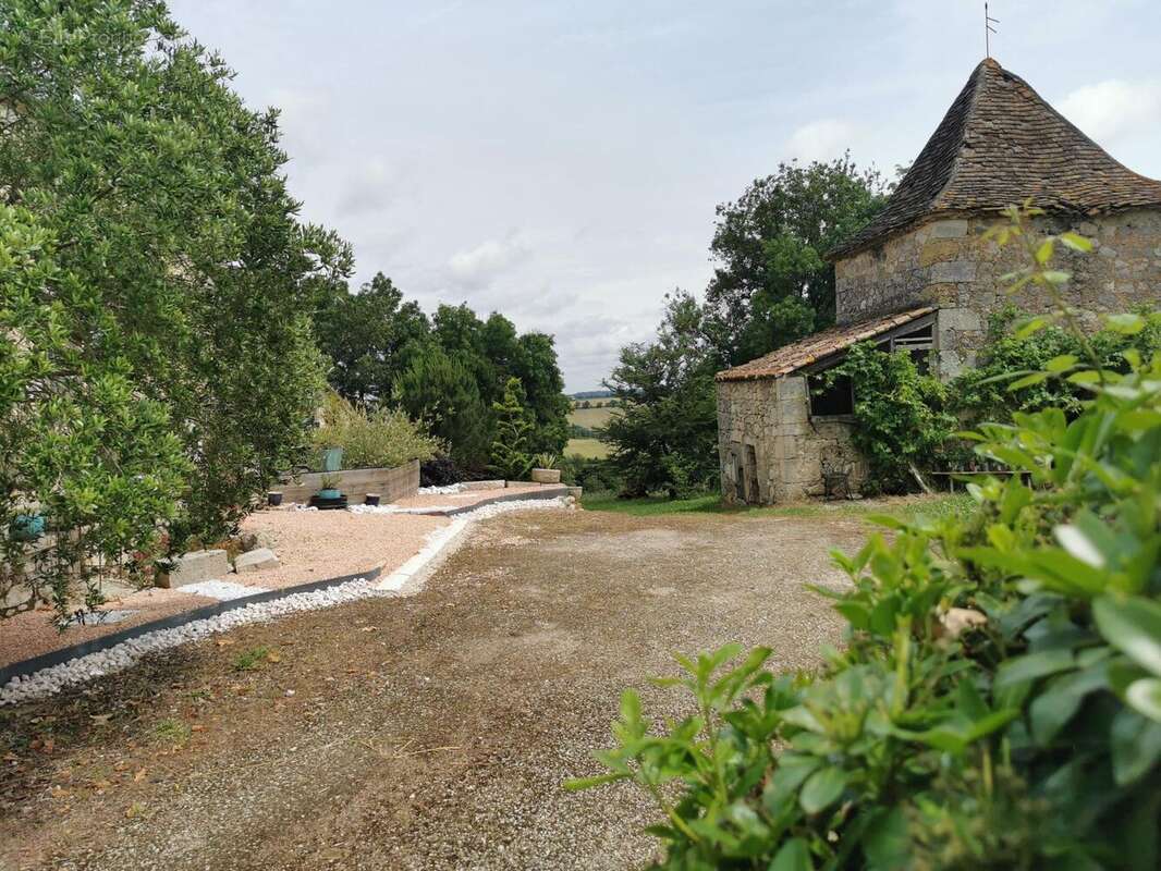 Maison 244 m² à Pergain-Taillac  - photo 2