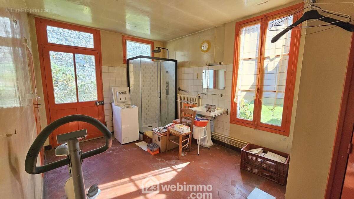 Une grande salle d&#039;eau/WC de 14 m². - Maison à MILLY-LA-FORET