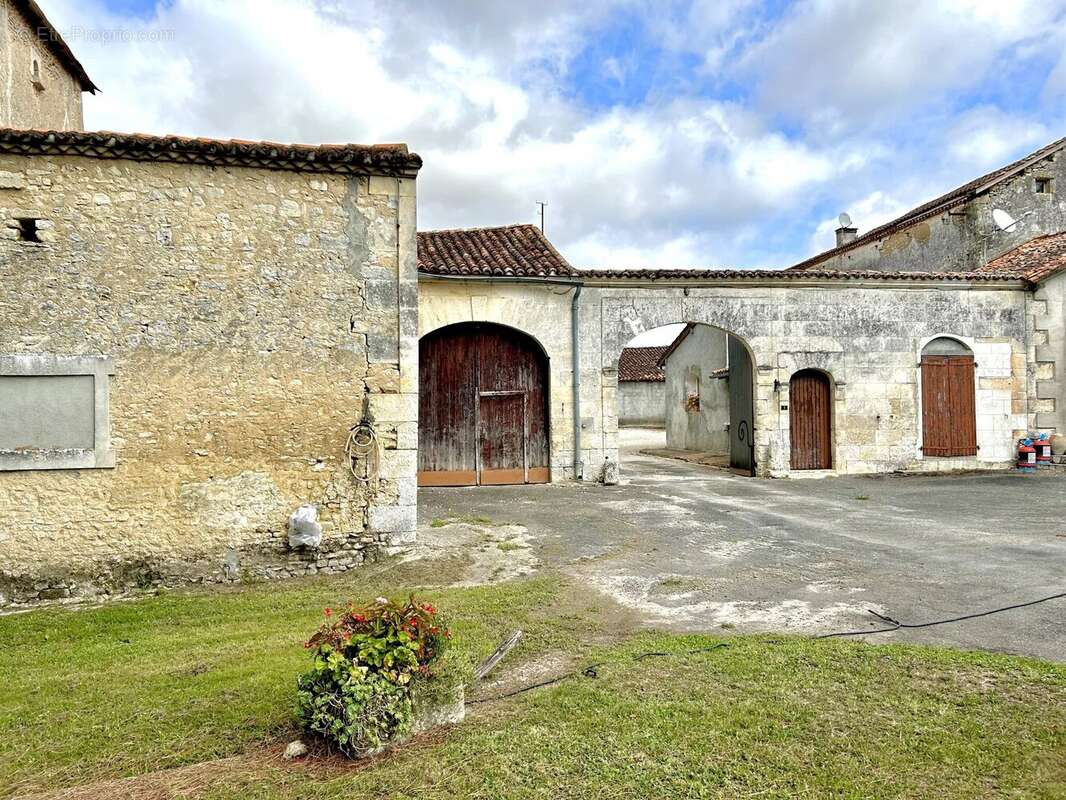 Maison à VILLEBOIS-LAVALETTE
