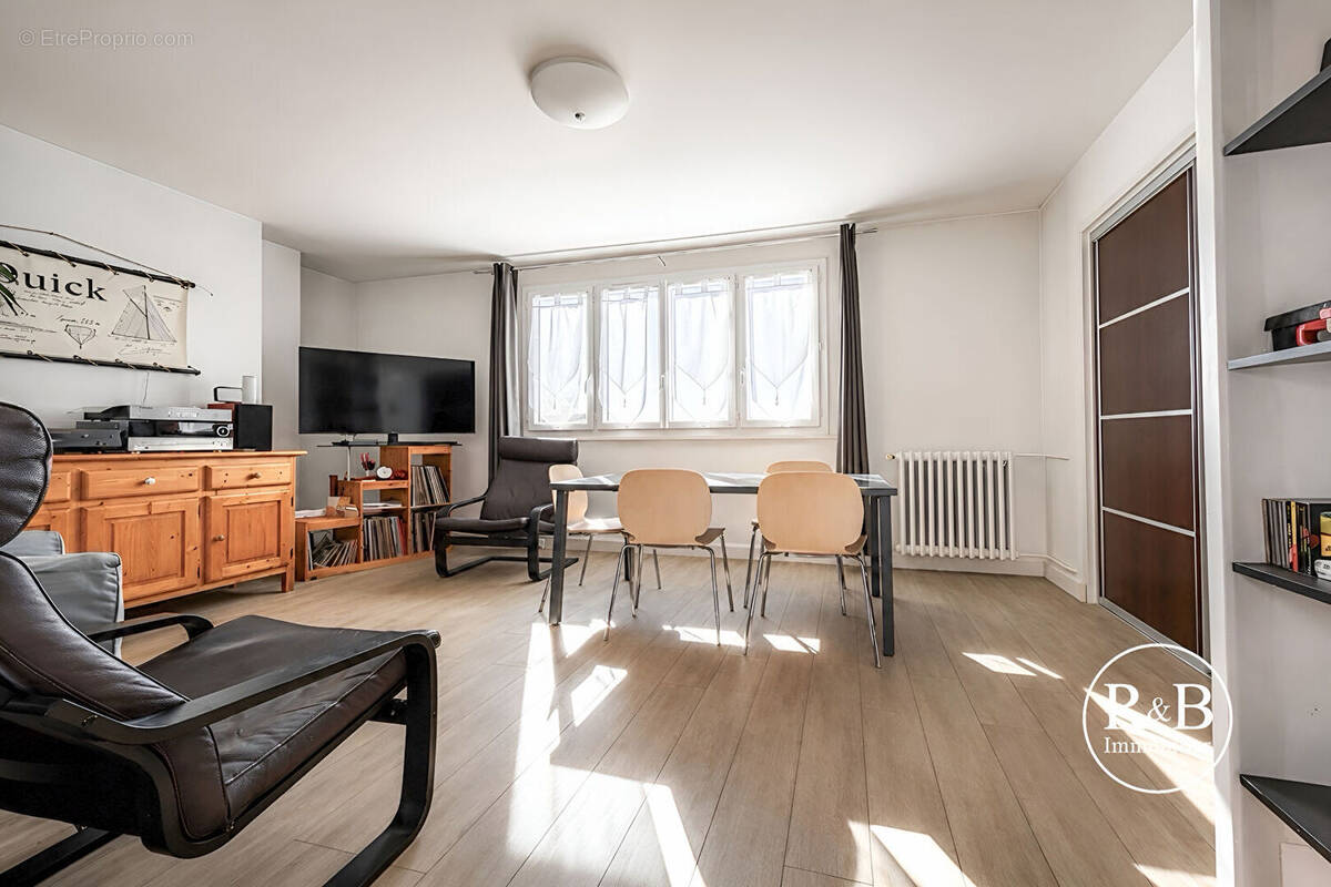 Appartement à LES CLAYES-SOUS-BOIS
