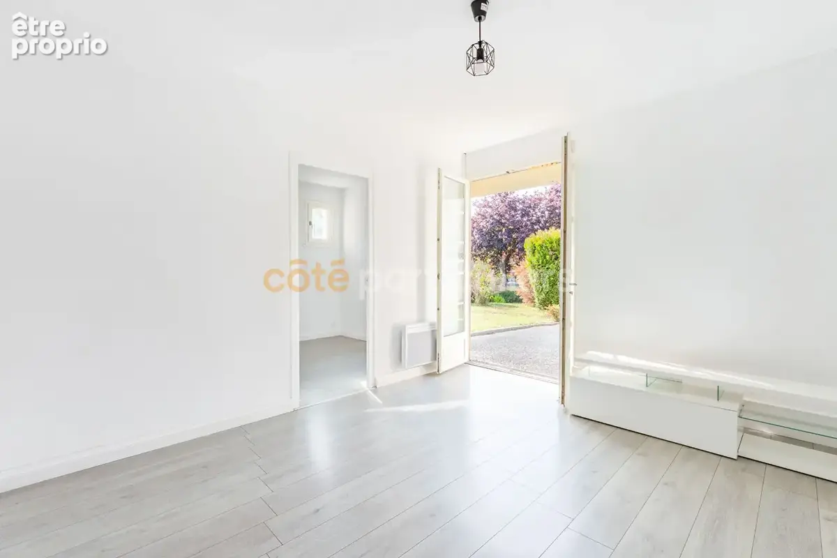 Bellevigny -- centre ville -- maison -- jardin clos -- 7 pieces -- 5 chambres -- 147 m2  -- puit independant  -- garage double - photo 13