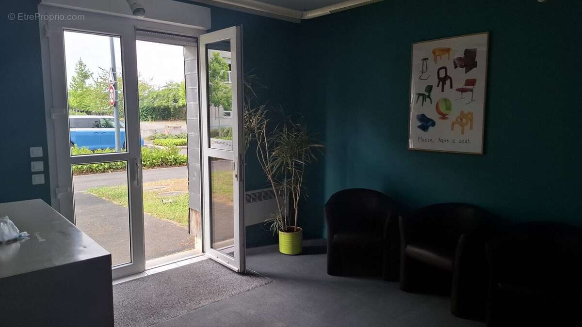 Commerce 400 m² à Saint-Cyr-Sur-Loire  - photo 4