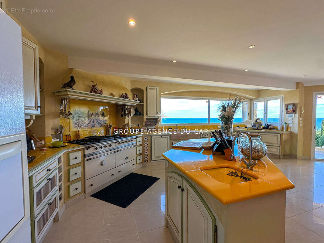Villa vue mer avecT2 indépendant plus un  terrain de 2094 m² à l'arrière, constructible aux Issambres - photo 6
