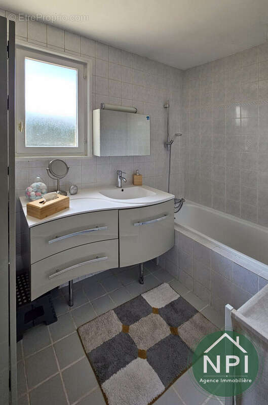 Maison à LES ECRENNES