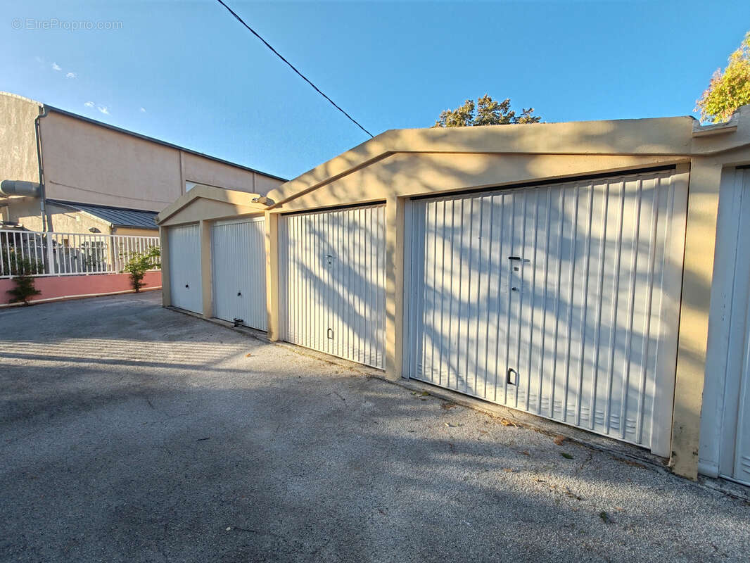 Parking à LA VALETTE-DU-VAR