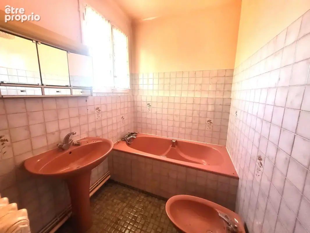 Ensemble immobilier de caractère avec dépendances, jardin arboré et beau potentiel - photo 7