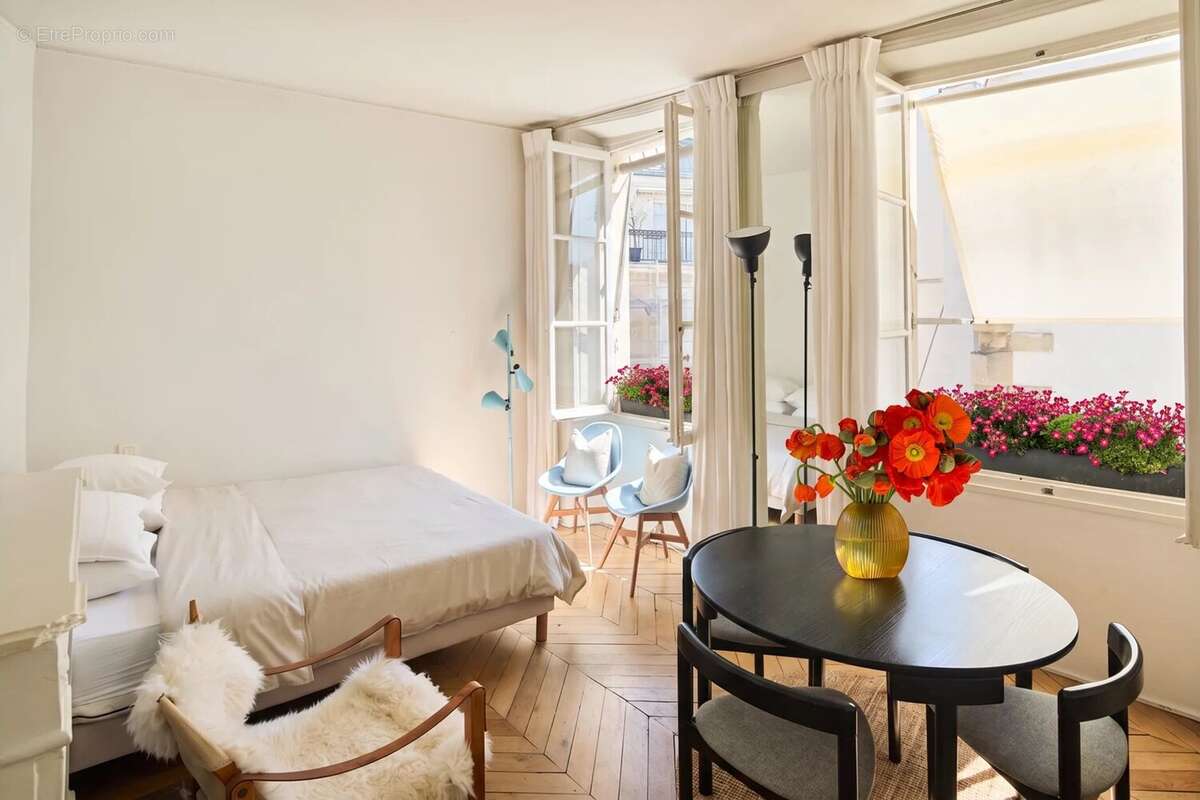 Un studio exceptionnel dans un hôtel particulier XVIIIème inscrit M.H. - photo 3