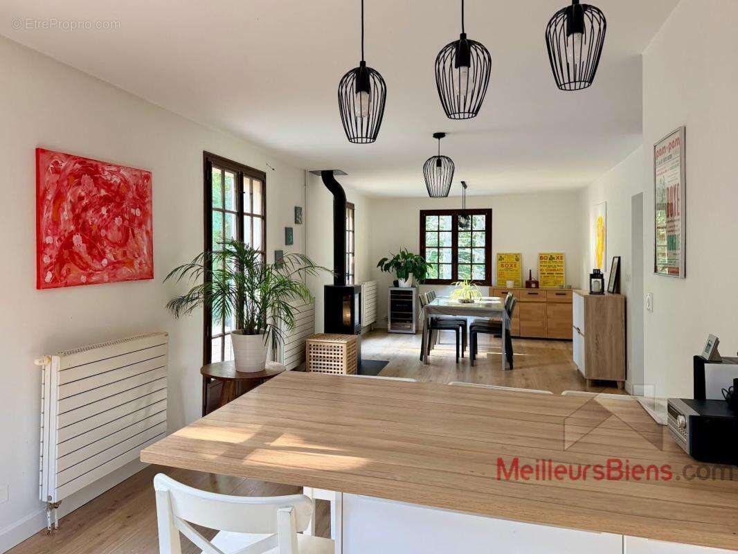 Maison familiale rénovée - 7 pièces - 5 chambres - Grand jardin - Lons-le-Saunier - photo 3