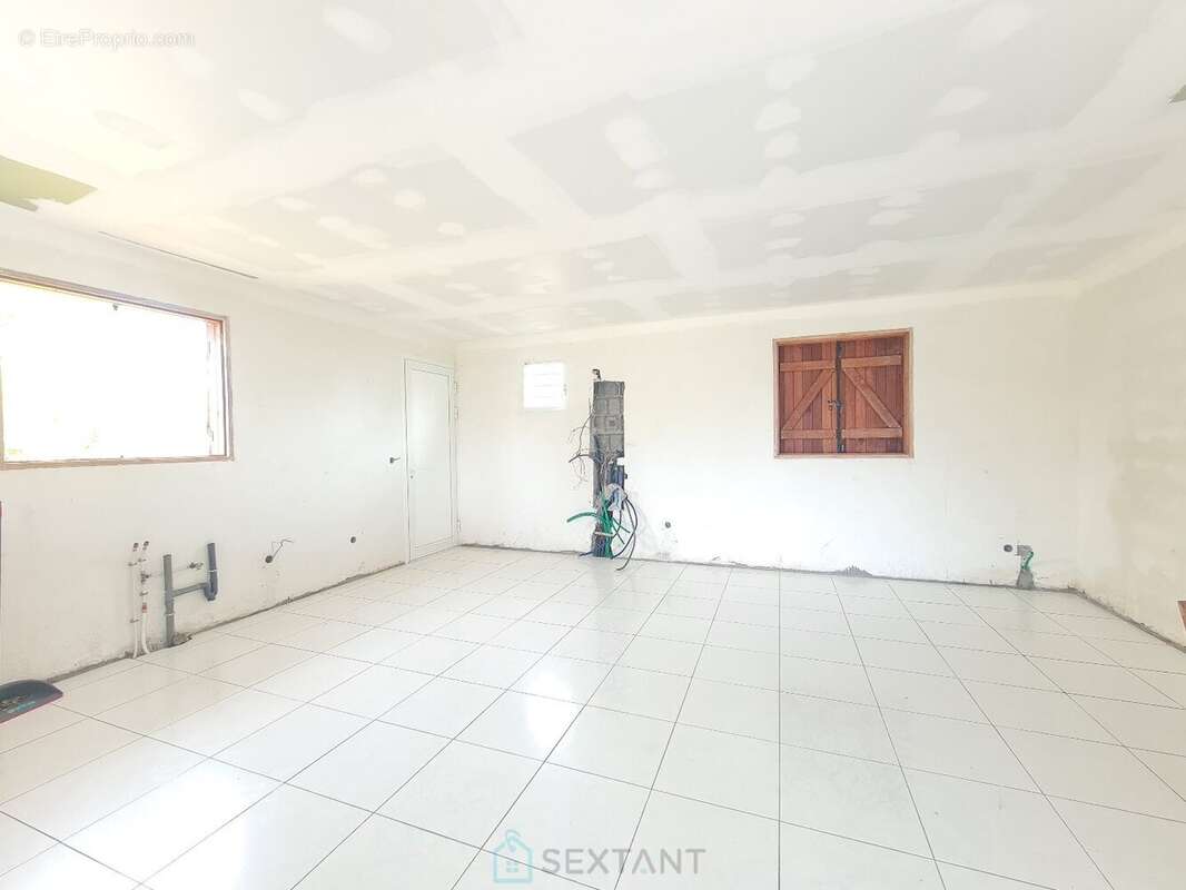 Maison inachevée de 92 m² à Le Moule sur un terrain de 900 m² - photo 5