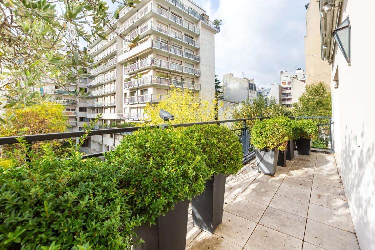 Appartement à PARIS-16E