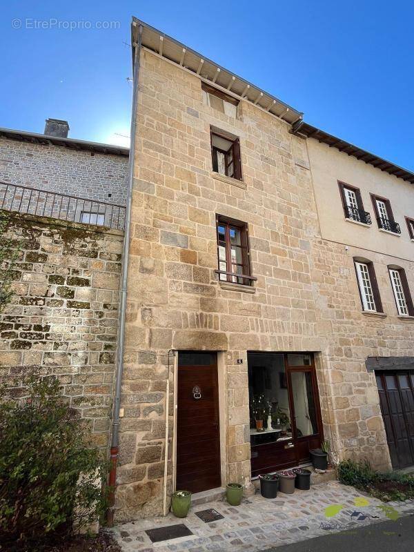 Maison à EYMOUTIERS