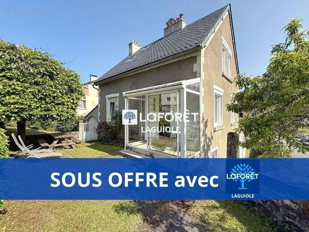 Maison à SAINTE-GENEVIEVE-SUR-ARGENCE