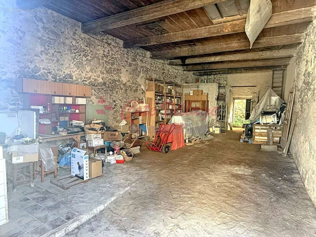 Gruissan - Remise elevée d'un etage + cours - photo 2