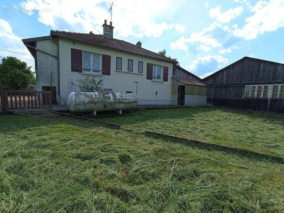Maison à LE MAYET-DE-MONTAGNE