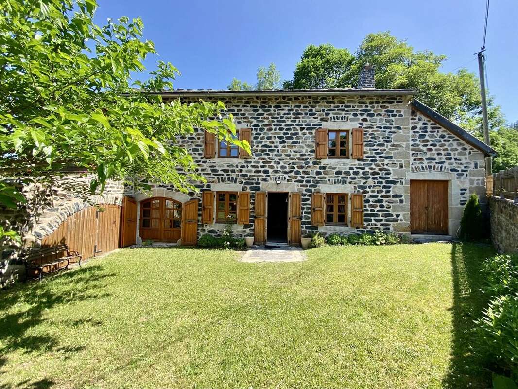 Maison à SAINT-JULIEN-CHAPTEUIL