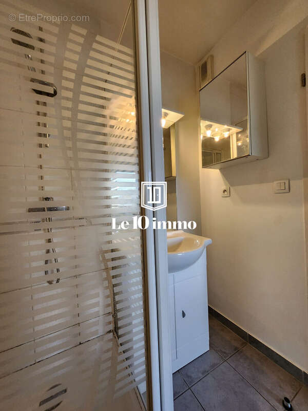 Salle d&#039;eau - Appartement à BASSE-GOULAINE