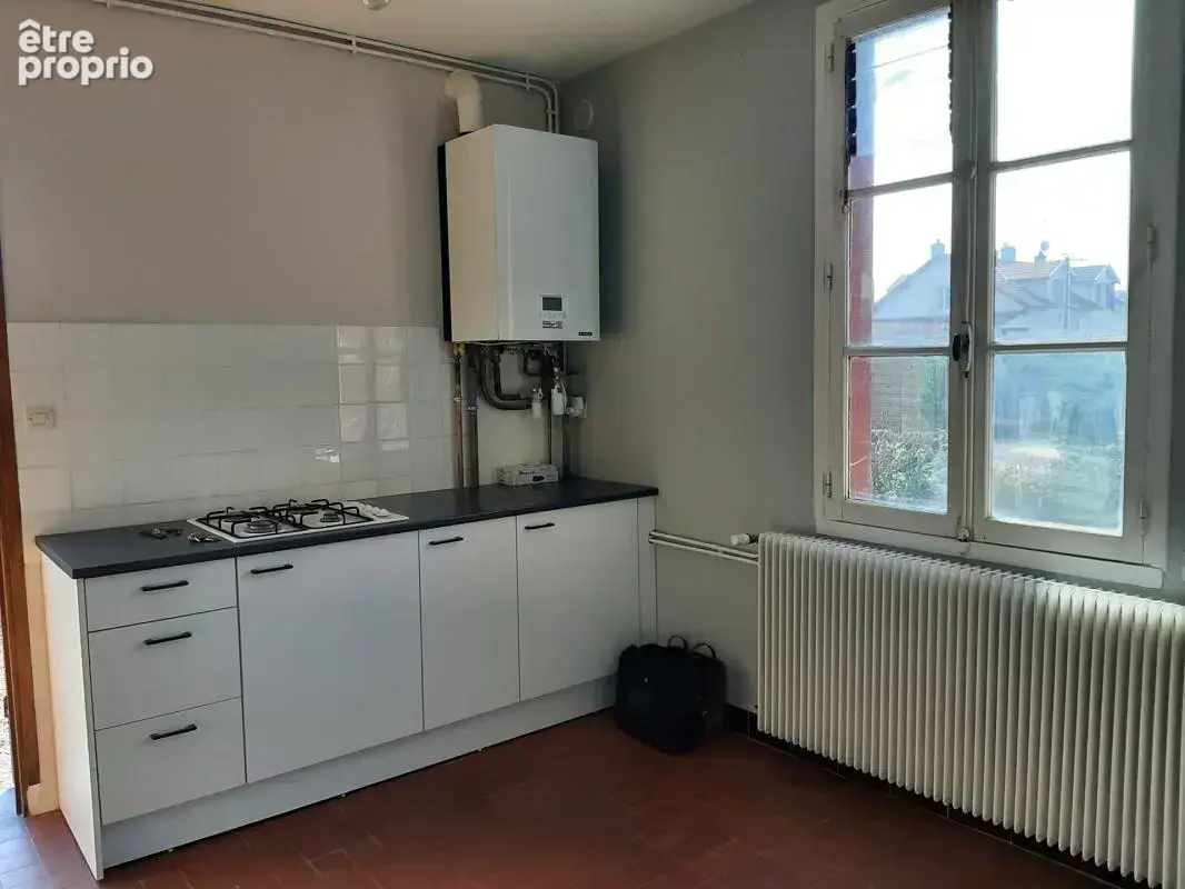 Maison mitoyenne sur 2 niveaux avec potentiel d'agrandissement ou création de logement supplémentair garages et dépendances - photo 2