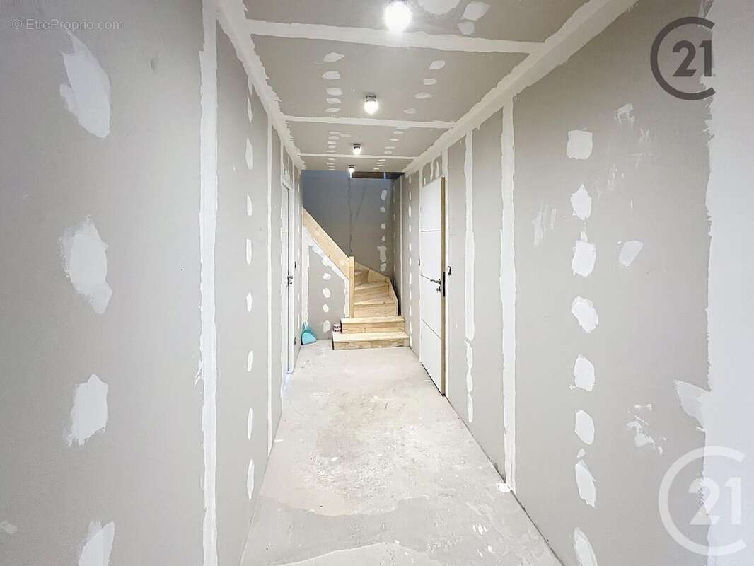 Maison à SAINT-CYR-LES-COLONS