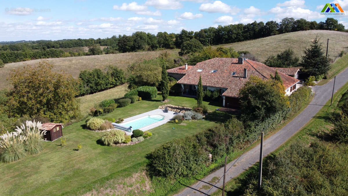 Vue aérienne de la propriété avec piscine et campagne environnante à Saint-Frajou.