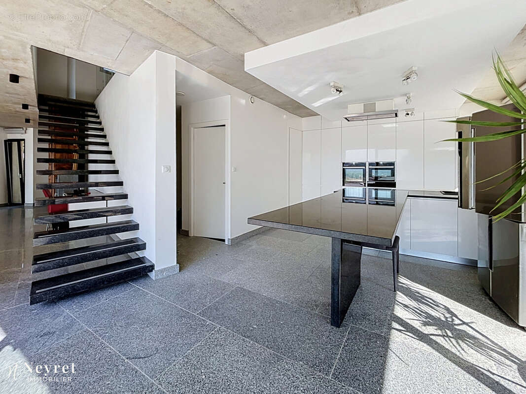 BIEN D'EXCEPTION!! Maison moderne de 228m2 habitables sur sous-sol complet terrain 3295m2 - photo 9