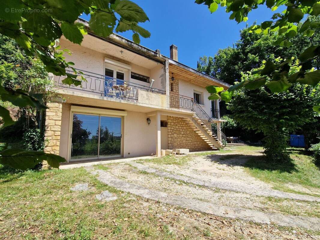 Sur hauteur, proche des commerces du Bugue, Maison d'habitation 4 chambres et terrain de 2077m2 - photo 3