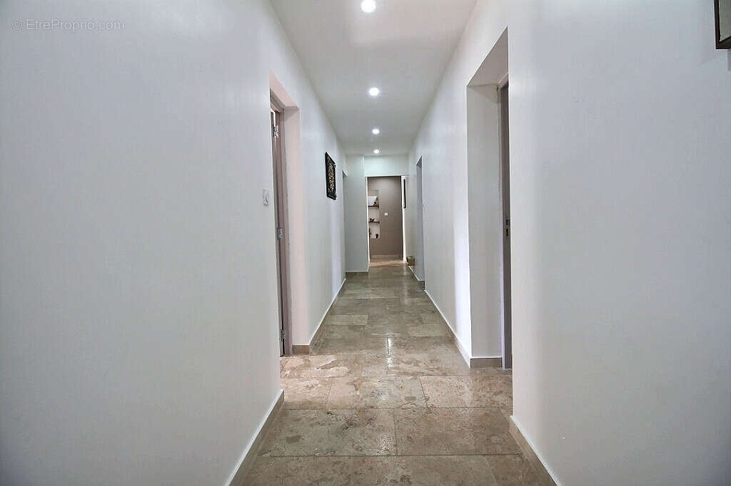 EXCLUSIVITÉ - Maison de 240m² entièrement rénovée avec piscine, véranda et 5 suites - photo 6