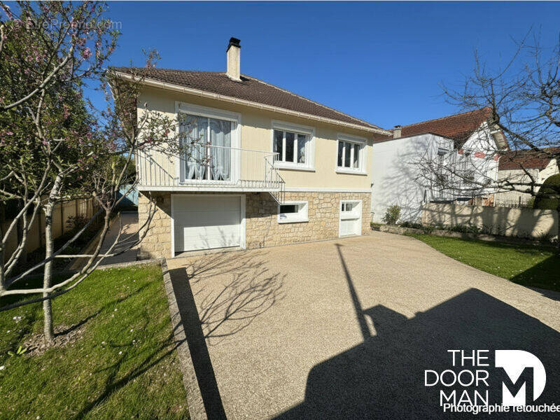 Maison à LES CLAYES-SOUS-BOIS