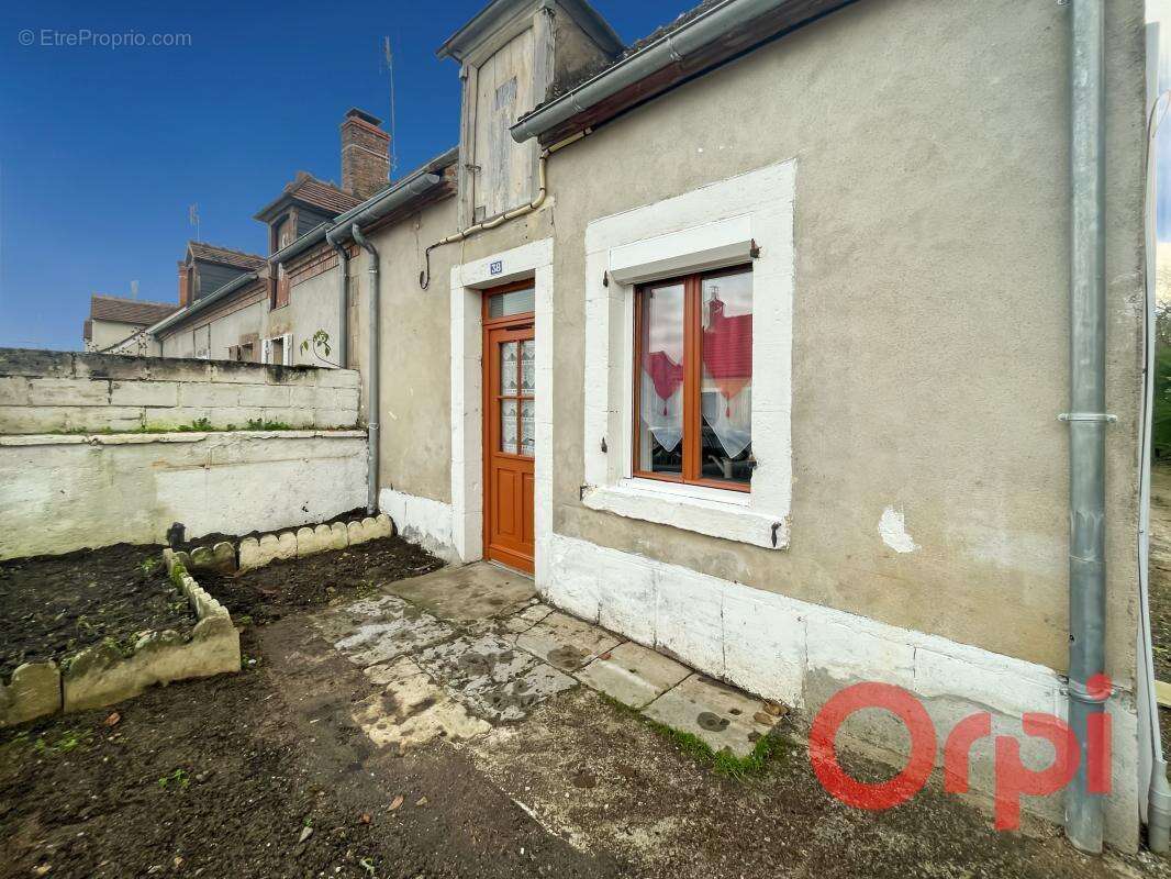 Maison à AINAY-LE-CHATEAU