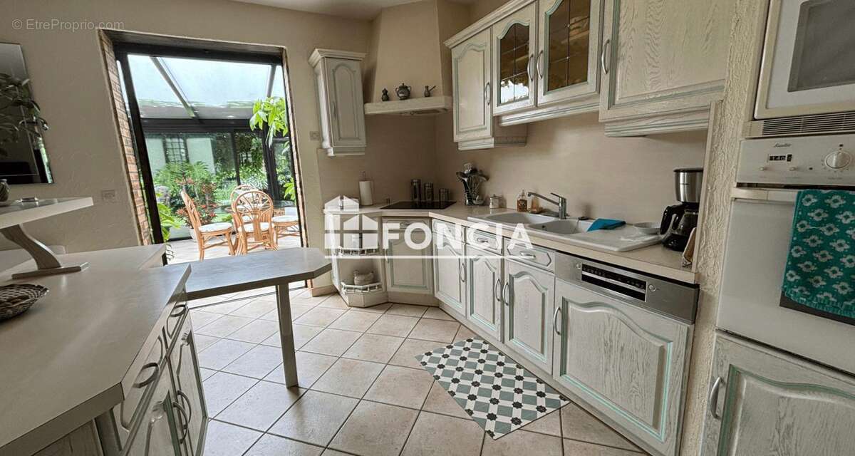 Dans un cadre verdoyant sur 4700m2 de terrain Maison familiale avec piscine - photo 5