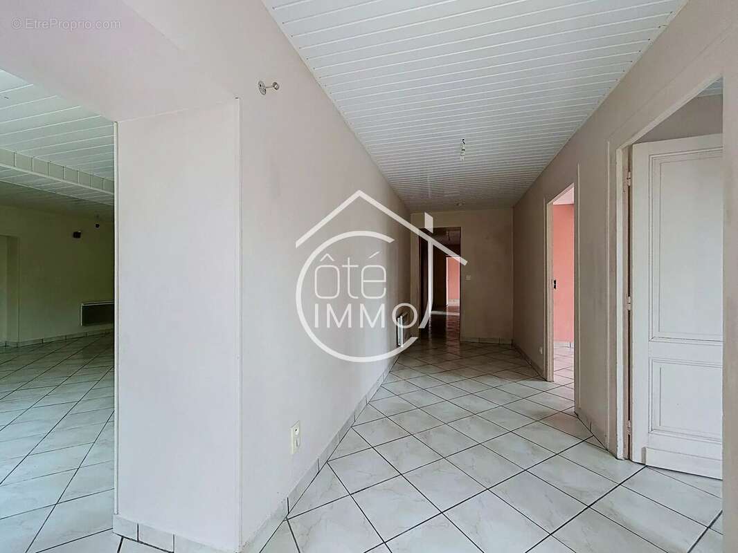 Flaujagues : Maison de campagne de 110 m² avec jardin, garage et dépendances - photo 4