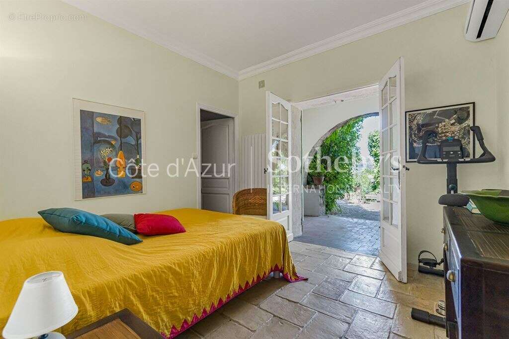 Théoule-sur-Mer – Villa provençale de 180 m² avec vue mer panoramique, piscine et hammam - photo 11