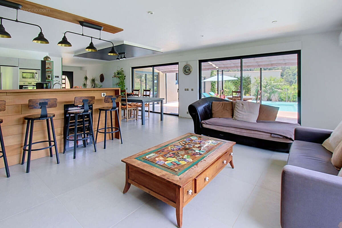 A vendre en exclusivité a vendre à vidauban - villa contemporaine avec vue panoramique, piscine et prestations  de qualité ! - photo 3