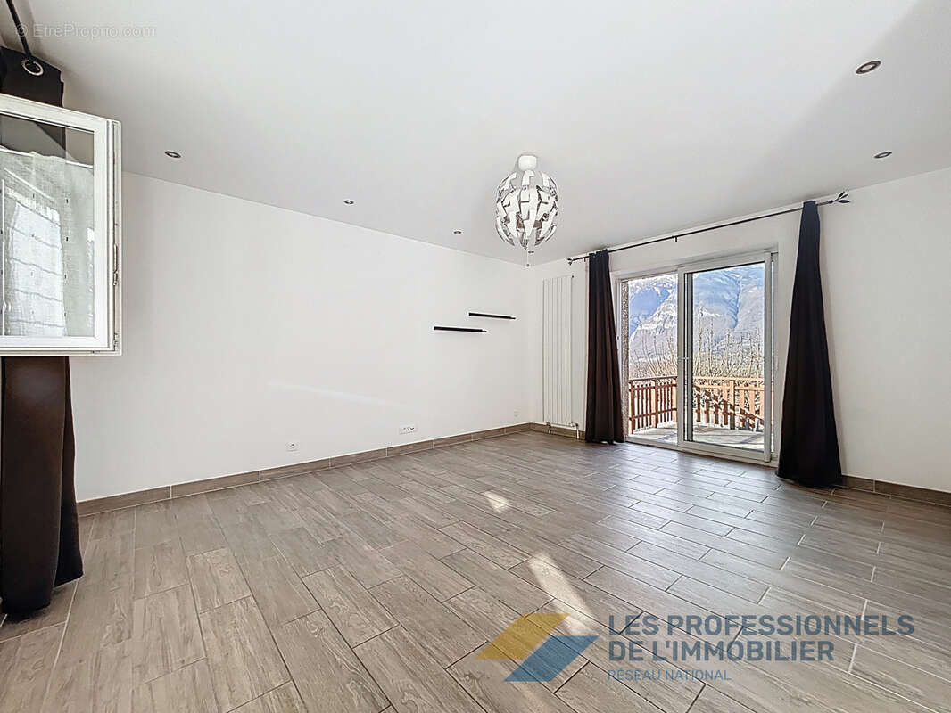 Maison à SAINTE-HELENE-SUR-ISERE