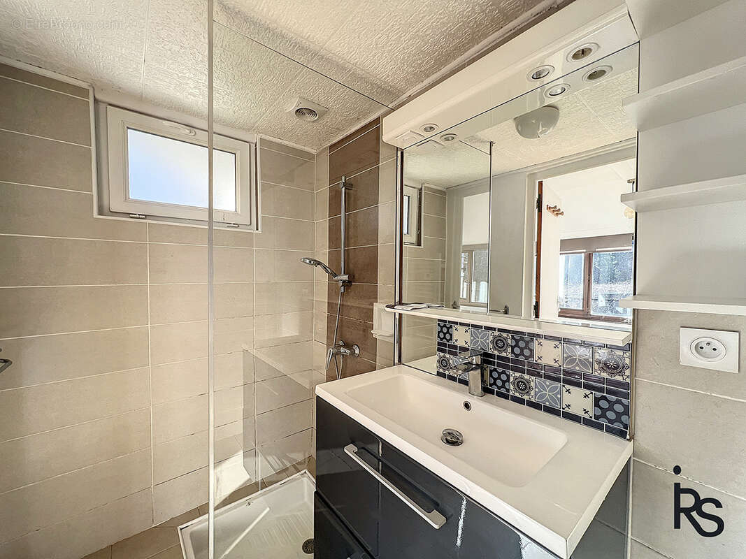 Une demeure rurale en 4 logements avec 6,34 ha de terrain et deux sources. - photo 12