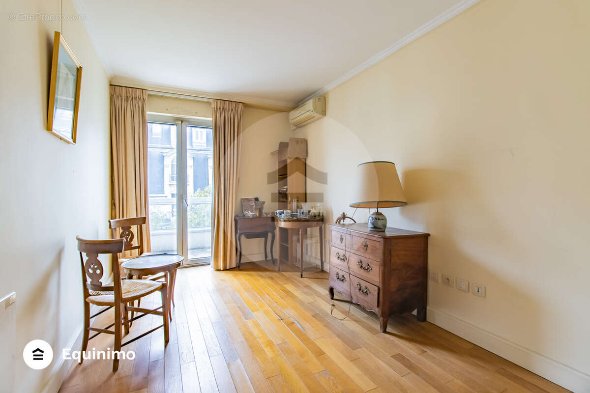 Appartement à PARIS-16E