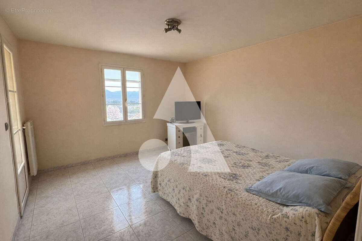 Pertuis - Villa individuelle de 147 m2 sur 1 800 m2 terrain - Piscine-Garages - photo 10
