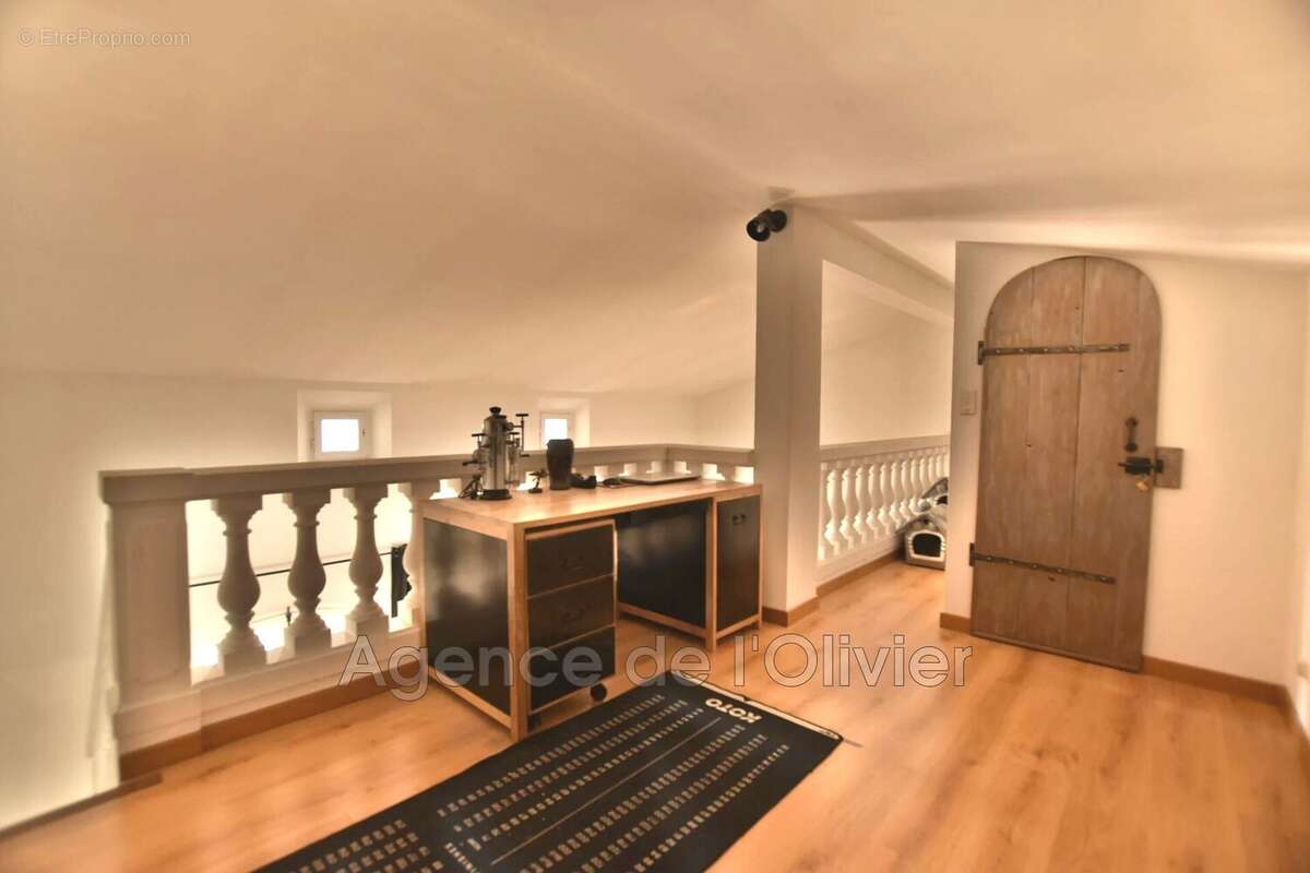 Maison à CHATEAUNEUF-GRASSE