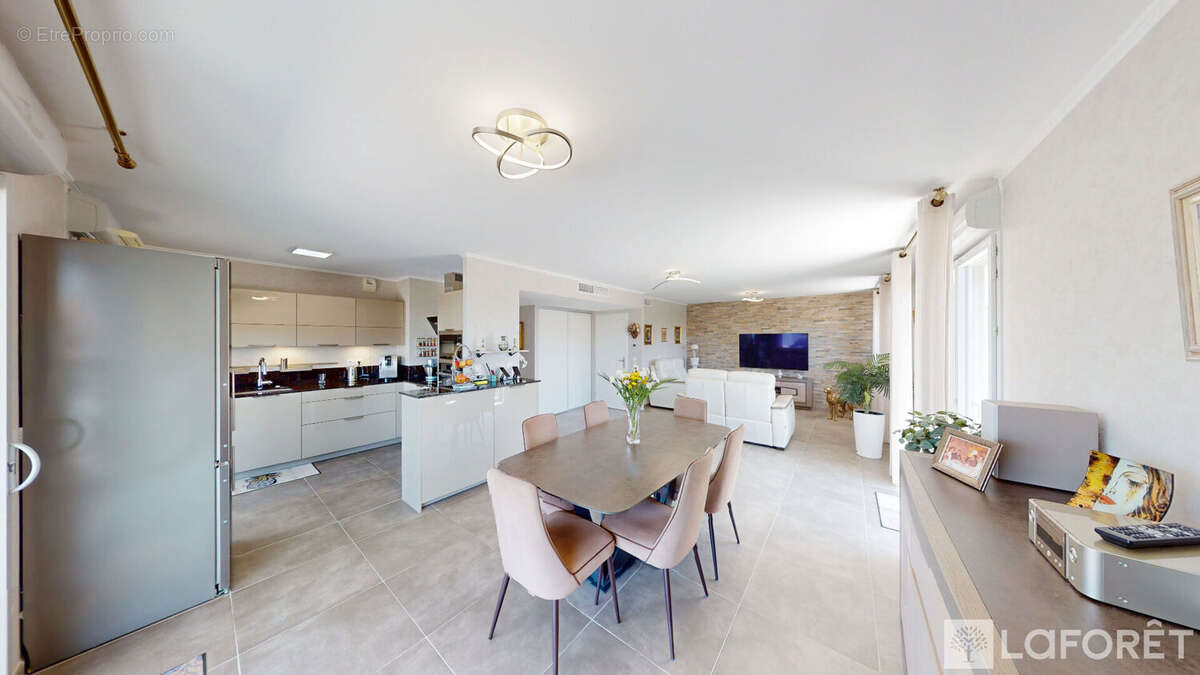 Appartement T4 de 105 m² - Dernier étage - Terrasse 97 m²  - Vue dominante forêt - Double garage - photo 6
