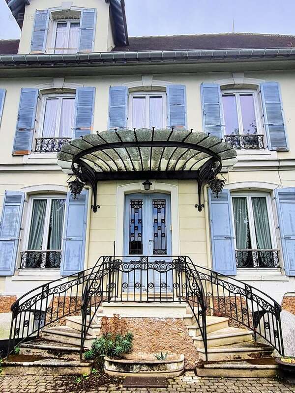 Maison à MANDRES-LES-ROSES