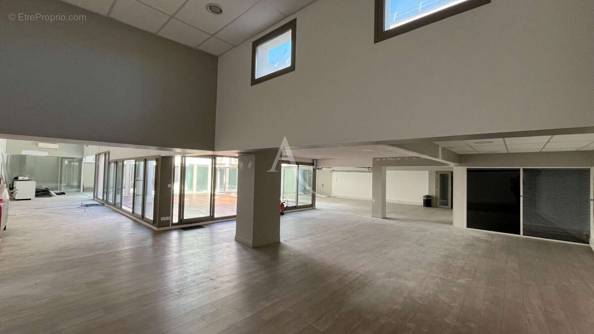 Commerce à PARIS-9E