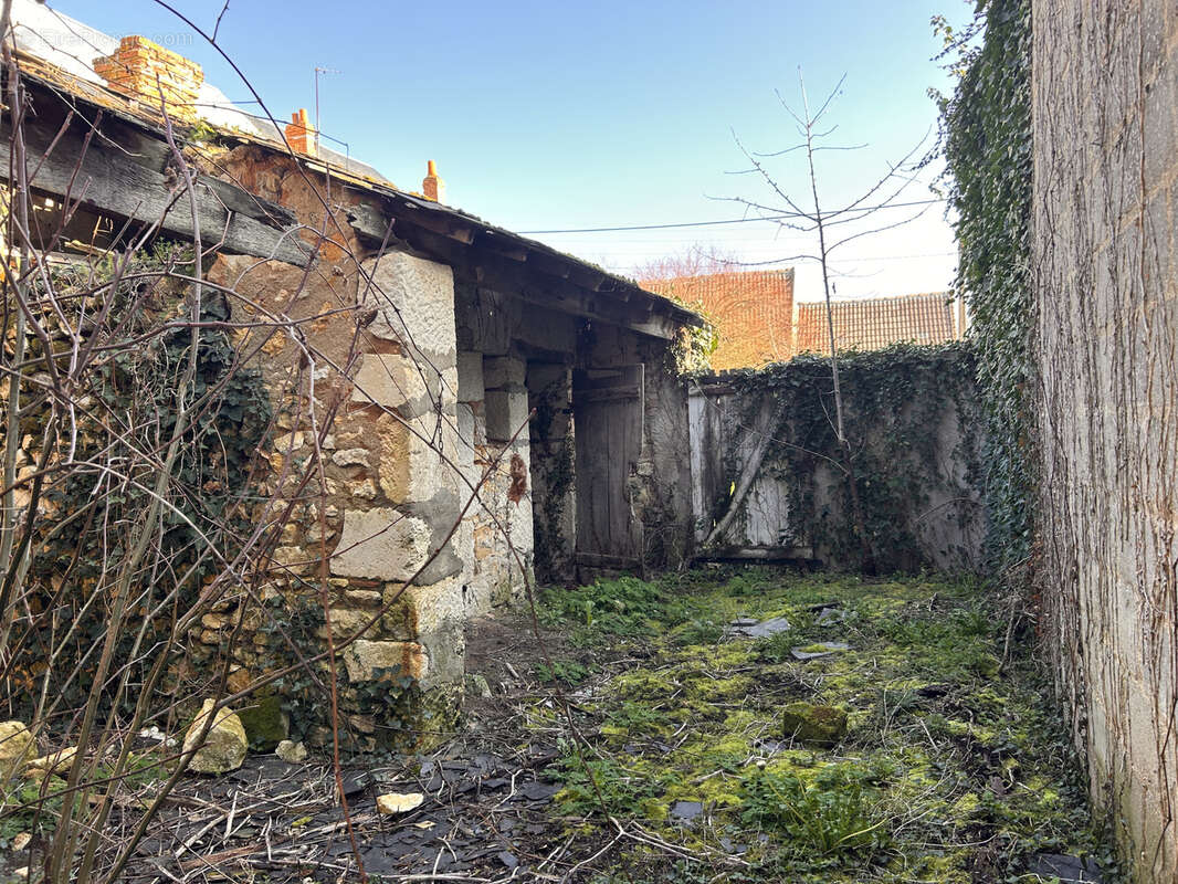 A VENDRE - Maison à rénover entièrement à Saint-Marcel - photo 11