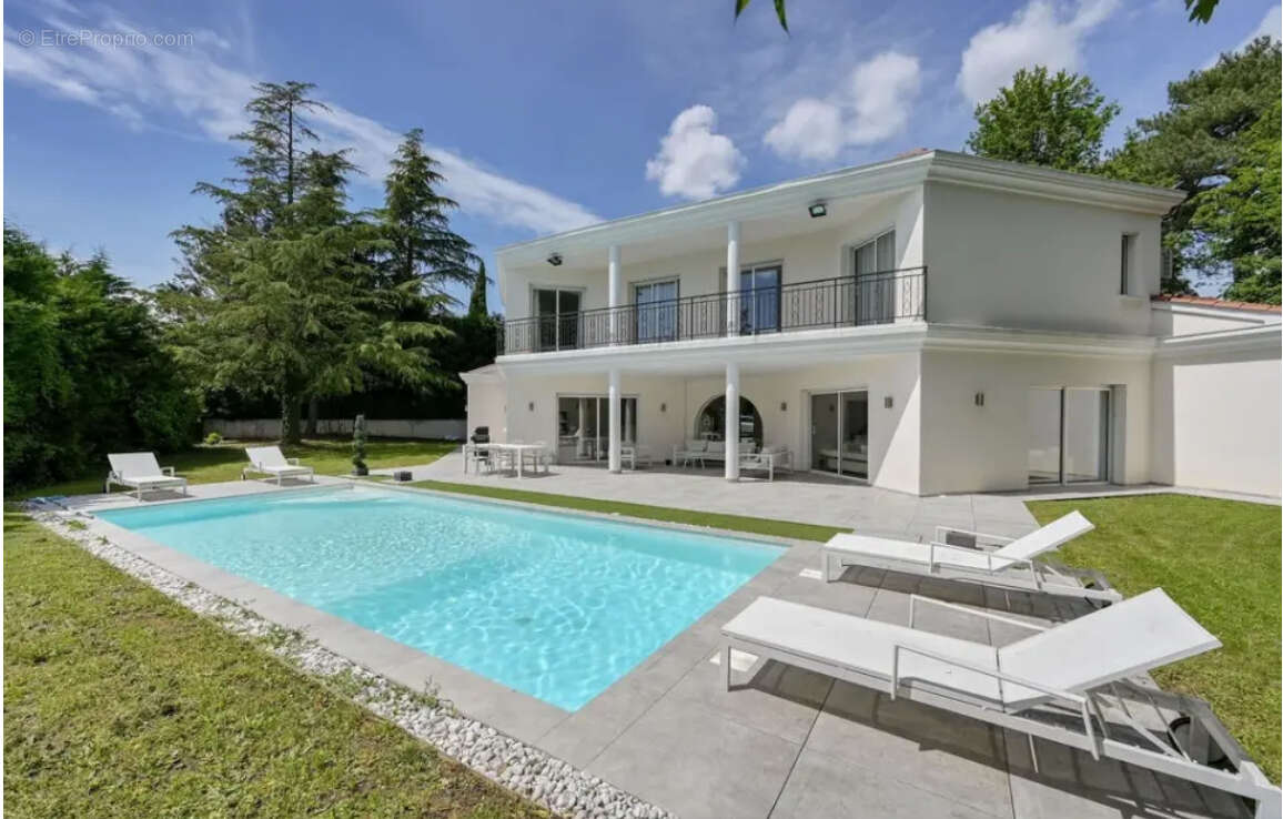 Maison Ecully Tronchon.1650000. 7 pièce(s) 286 m2 .5 chambres .terrain 1890m2.piscine.jardin - photo 2