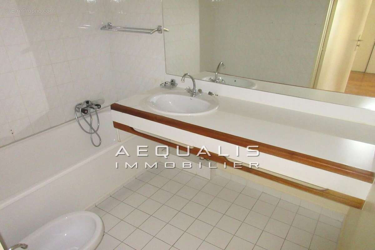 Appartement à SAINT-LAURENT-DU-VAR