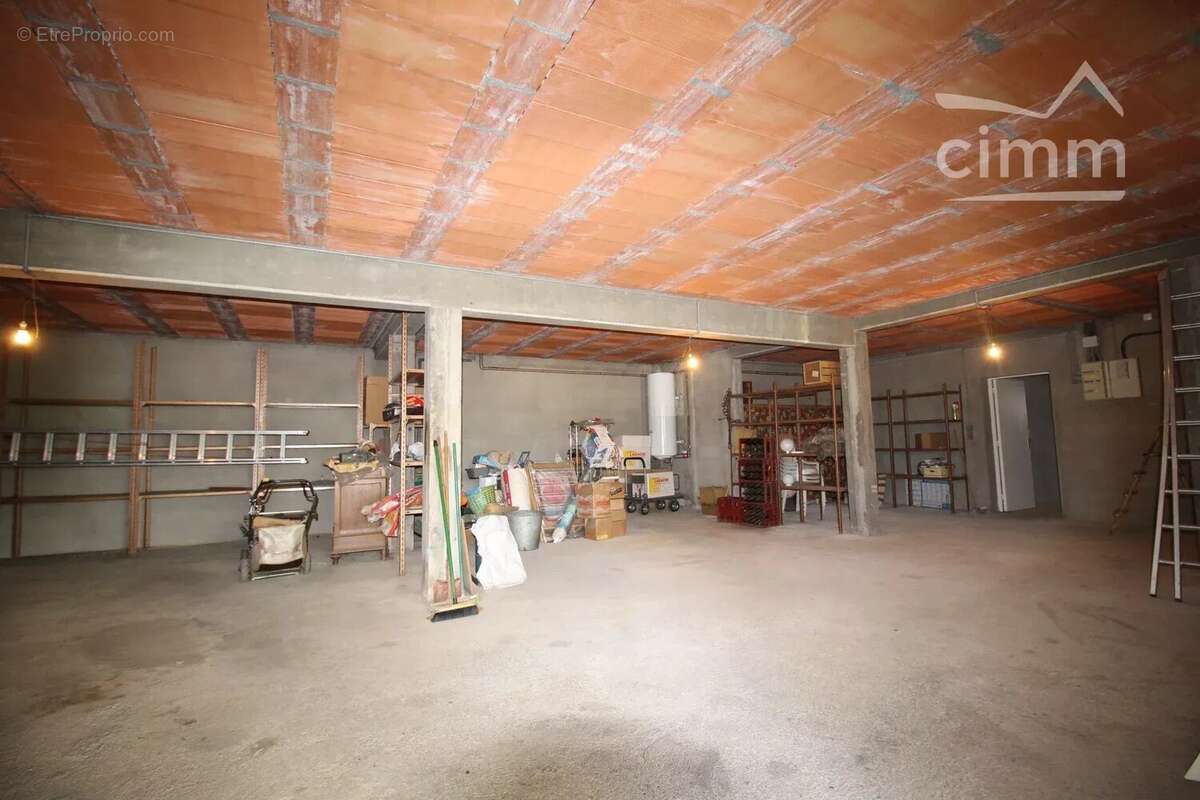 A vendre une villa de 216m² avec annexes et grand garage sur une parcelle de 9755m² - photo 18