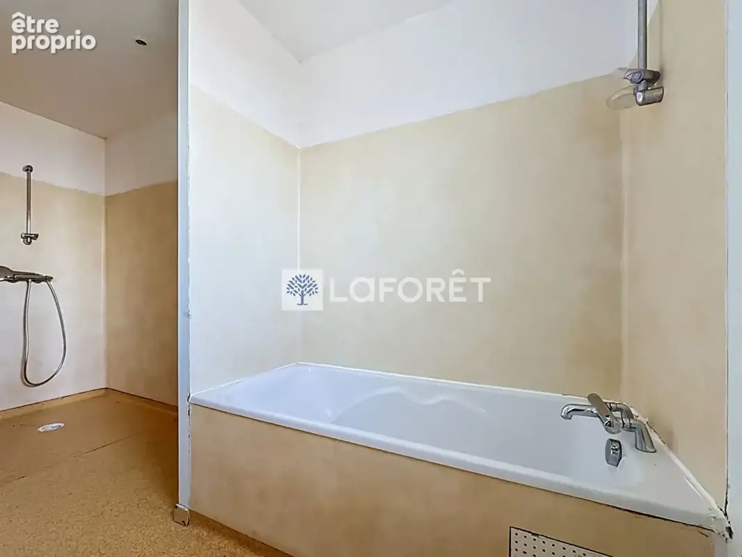Maison avec beau potentiel, 4 chambres et double garage - La Peyratte - photo 15