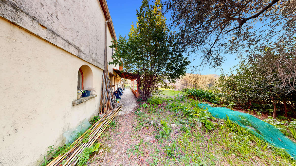 Maison à rénover, piscine, terrain 1660 m2 - photo 33